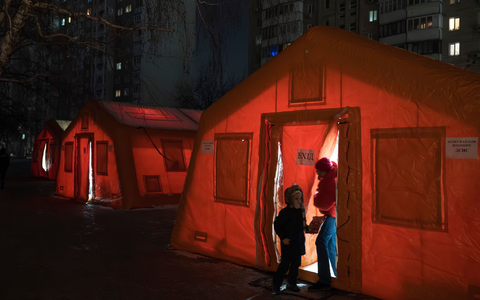 Zelte des ukrainischen Zivilschutzdienstes geben Menschen die Möglichkeit, sich nach russischen Angriffen aufzuwärmen, wenn die Heizungen ausgefallen sind. - Foto: Vladyslav Musiienko/AP/dpa