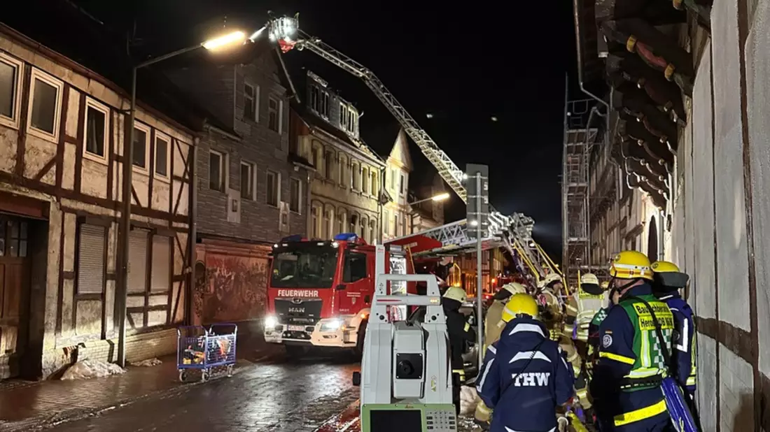 FW Helmstedt: Gebäudebrand mit Menschenrettung - Bild: presseportal.de