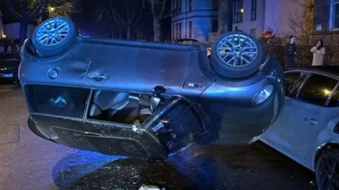 POL-OF: Mini-Cooper überschlug sich: Fahrer verletzt und zwei parkende Autos beschädigt - Bild: presseportal.de