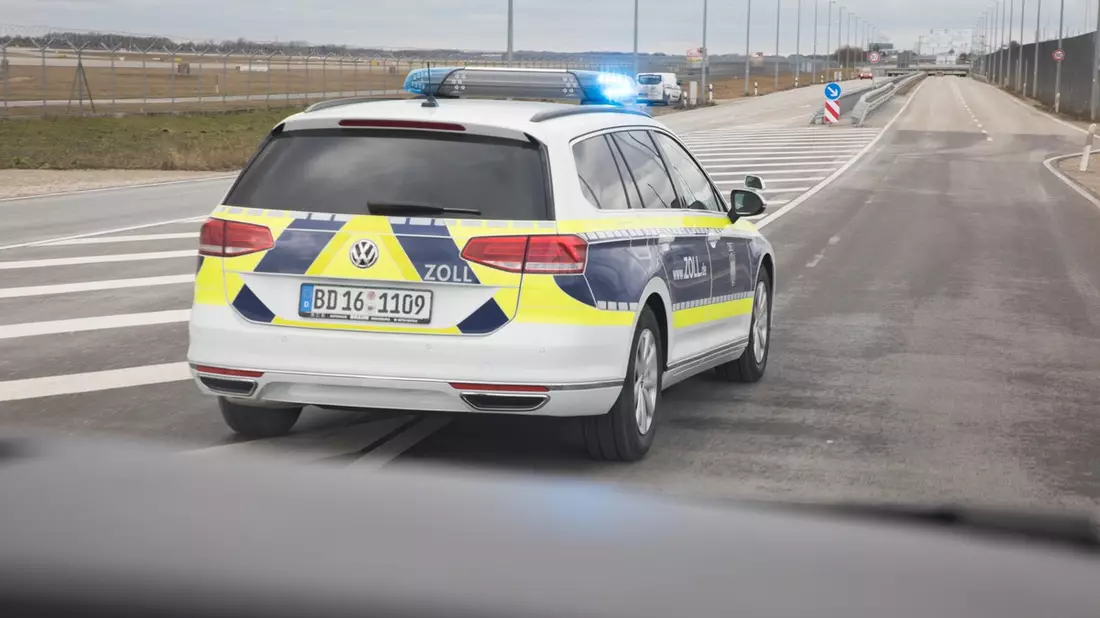 HZA-M: Zoll stoppt 49-jährigen Mann im Schweizer Fahrzeug - und versteuert das Auto - Bild: presseportal.de