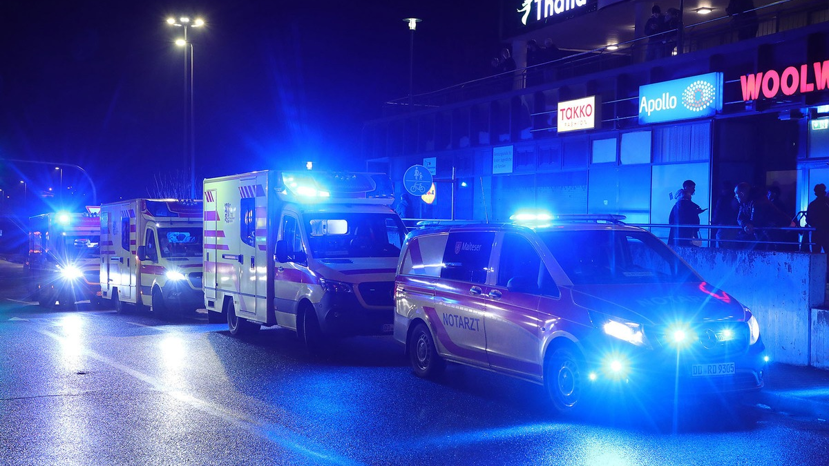 FW Dresden: MANV-Alarm nach Reizstofffreisetzung in Lokal - Foto: presseportal.de