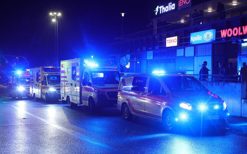 FW Dresden: MANV-Alarm nach Reizstofffreisetzung in Lokal - Foto: presseportal.de