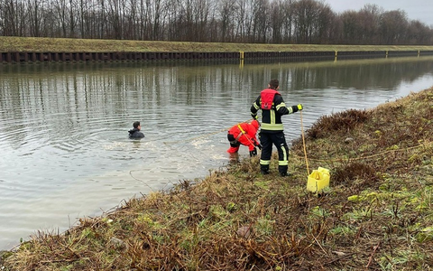 POL-HAM: Tresore aus Kanal geborgen - Wer kann Hinweise geben? - Foto: presseportal.de
