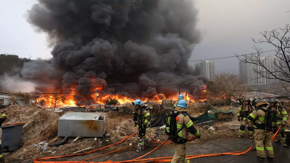 Über 1.200 Einsatzkräfte waren gegen die Flammen im Einsatz. - Bild: Choi Jin-seok/Newsis/dpa