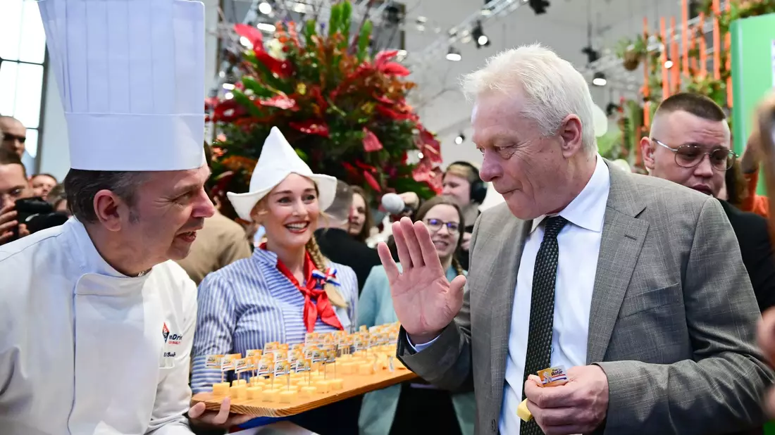 Alphornbläser in der Bayern-Halle waren auch eine Station des Eröffnungsrundgangs.  - Bild: Sebastian Christoph Gollnow/dpa