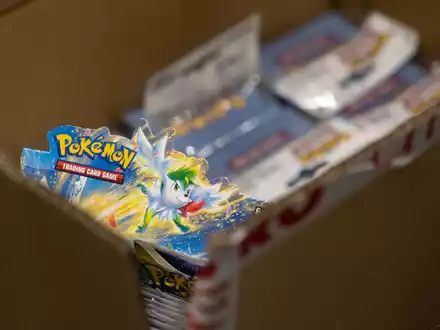 Der Handel mit Pokémon-Sammelkarten hat in den vergangenen Jahren wieder an Bedeutung gewonnen. Seltene Exemplare erzielen teils hohe Preise. (Symbolbild) - Foto: Hannes P. Albert/dpa