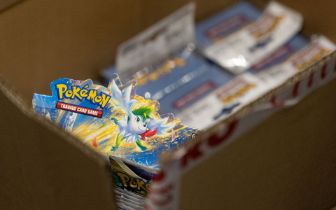 Der Handel mit Pokémon-Sammelkarten hat in den vergangenen Jahren wieder an Bedeutung gewonnen. Seltene Exemplare erzielen teils hohe Preise. (Symbolbild) - Foto: Hannes P. Albert/dpa