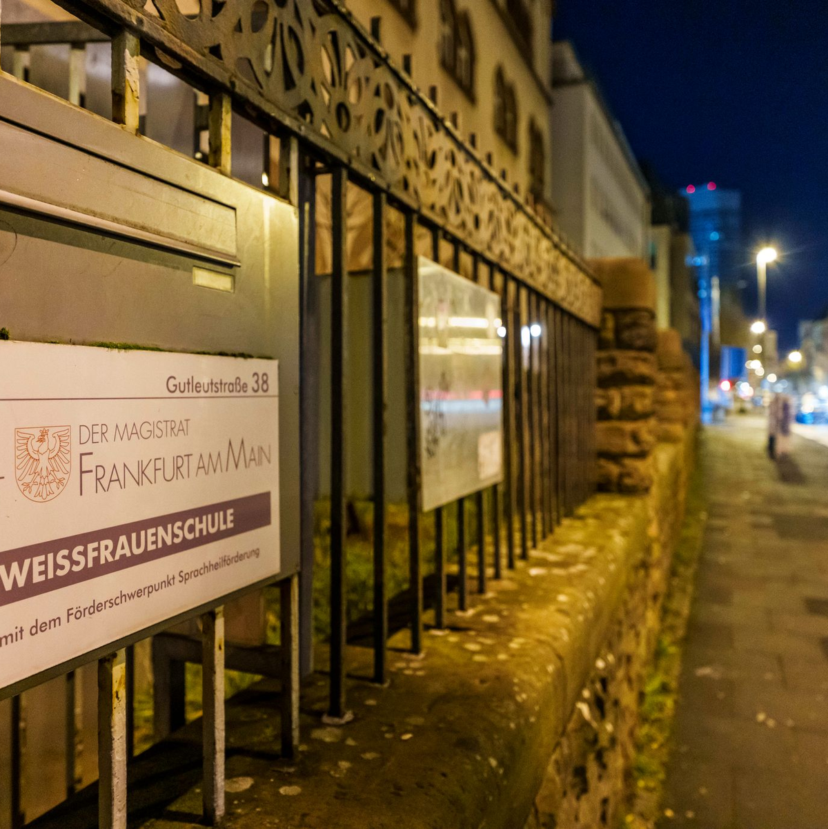 Mehrmals wurde die Schule ergebnislos durchsucht. - Foto: Andreas Arnold/dpa