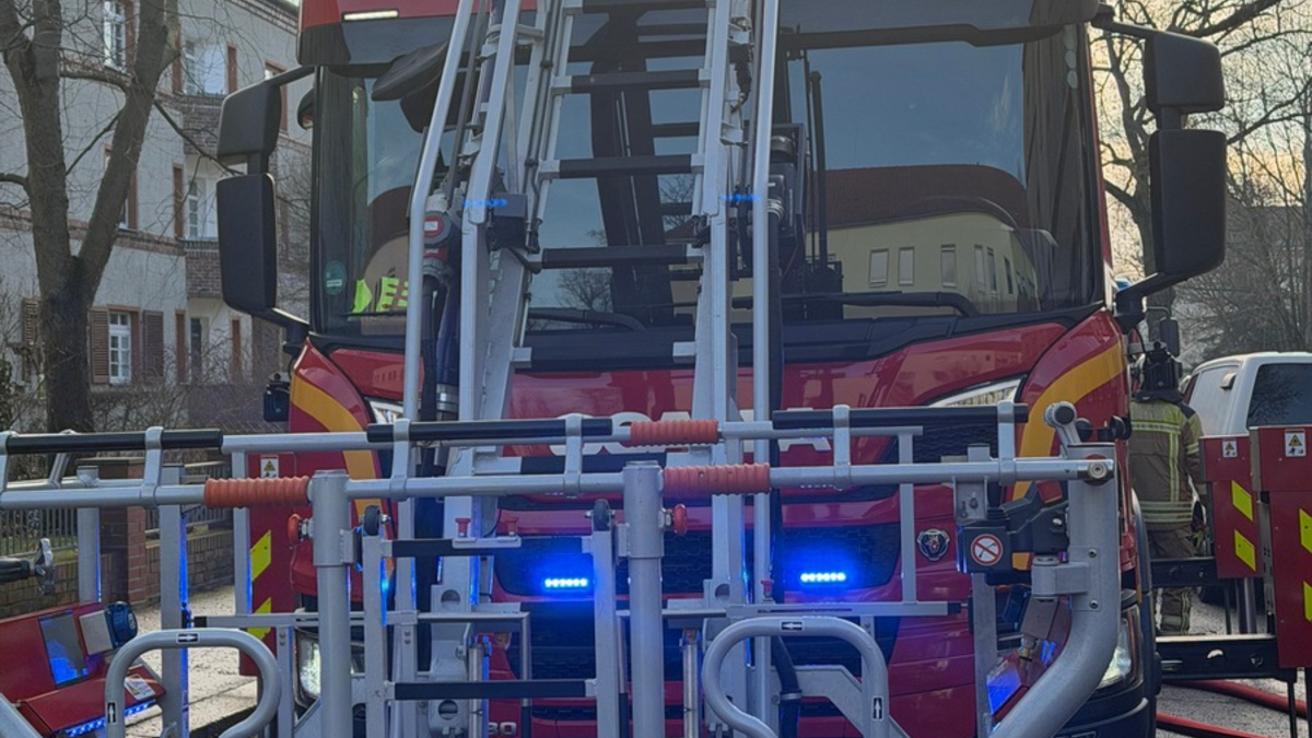 FW Dresden: Wohnungsbrand in Mehrfamilienhaus - keine Verletzten - Foto: presseportal.de