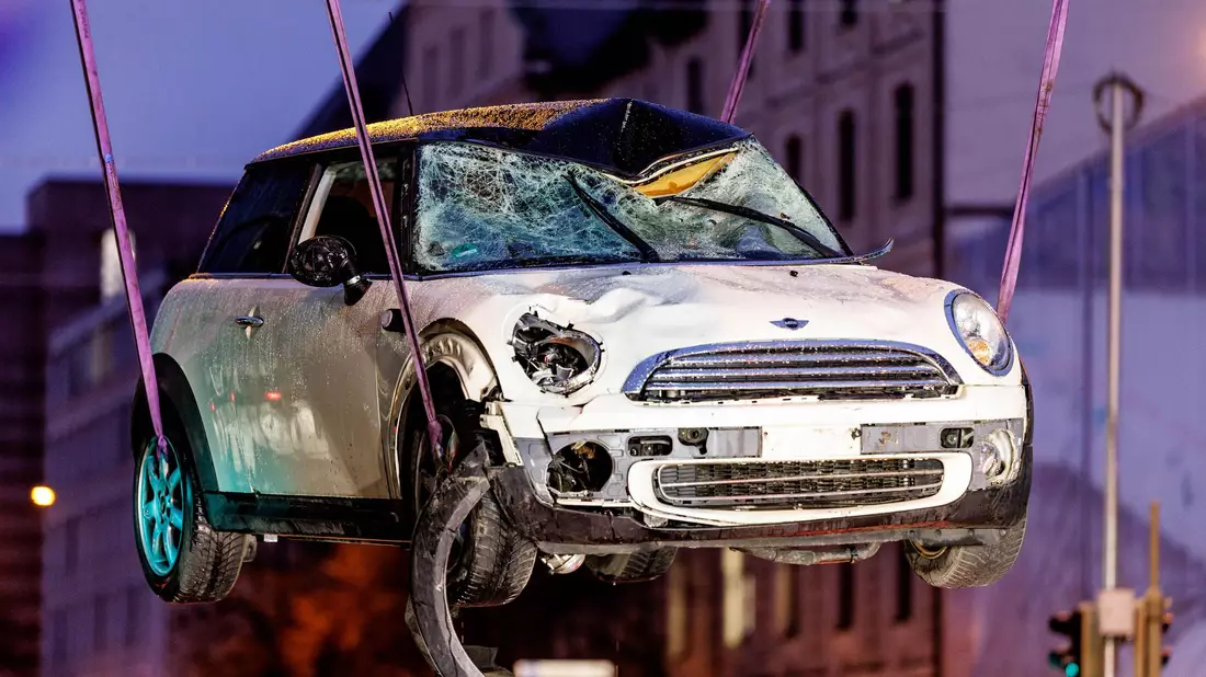 Das zerstörte Auto nach dem Anschlag. (Archivbild) - Bild: Matthias Balk/dpa