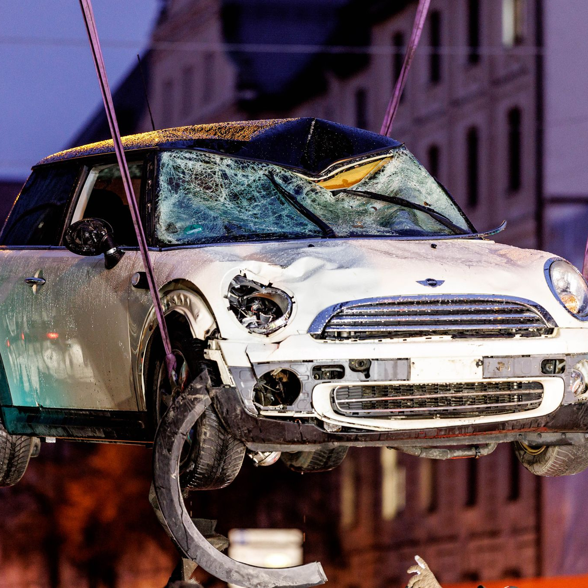Das zerstörte Auto nach dem Anschlag. (Archivbild) - Foto: Matthias Balk/dpa