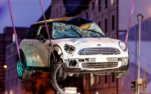 Das zerstörte Auto nach dem Anschlag. (Archivbild) - Foto: Matthias Balk/dpa