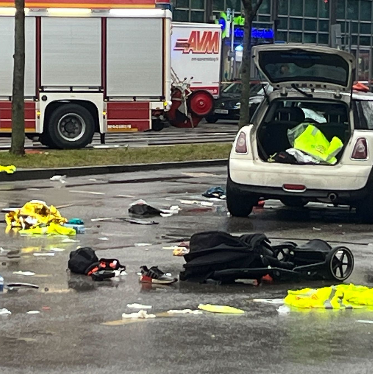 Ein Kinderwagen liegt nach dem Anschlag auf der Straße, ein zweijähriges Kind starb. (Archivbild) - Foto: Christoph Trost/dpa