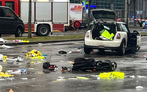 Ein Kinderwagen liegt nach dem Anschlag auf der Straße, ein zweijähriges Kind starb. (Archivbild) - Foto: Christoph Trost/dpa