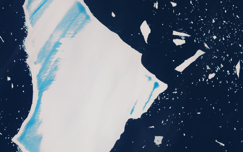 Mittlerweile hat der einst größte Eisberg einiges von seiner Masse eingebüßt. - Foto: -/contains modified Copernicus Sentinel data (2025), processed by ESA/dpa