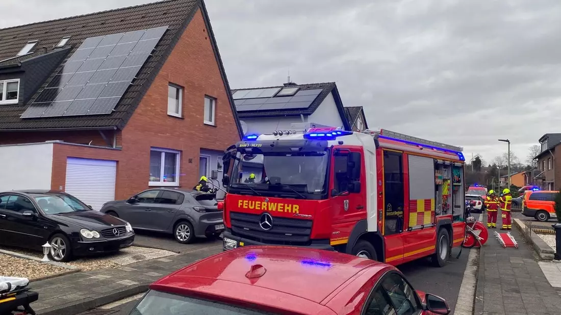 FW Bergheim: Feuerwehr rettet Mann bei Küchenbrand Über Leiter aus erstem Obergeschoss gerettet - Brand schnell gelöscht. - Bild: presseportal.de
