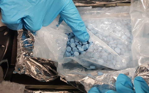 HZA-AC: Amphetaminöl und Ecstasy - Zoll nimmt Drogenkuriere fest / Bei Hückelhoven finden Zollbeamtinnen und Zollbeamte über vier Liter Amphetaminöl und fast zweieinhalb Kilo Ecstasy-Pillen. - Foto: presseportal.de