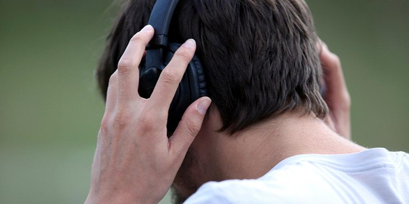 Mann mit Kopfhörern - Foto: via dts Nachrichtenagentur