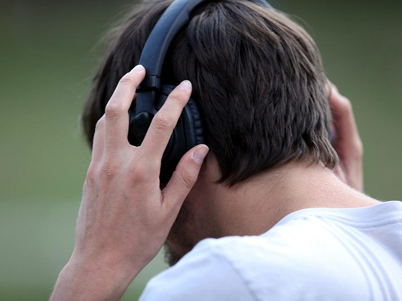 Mann mit Kopfhörern - Foto: via dts Nachrichtenagentur