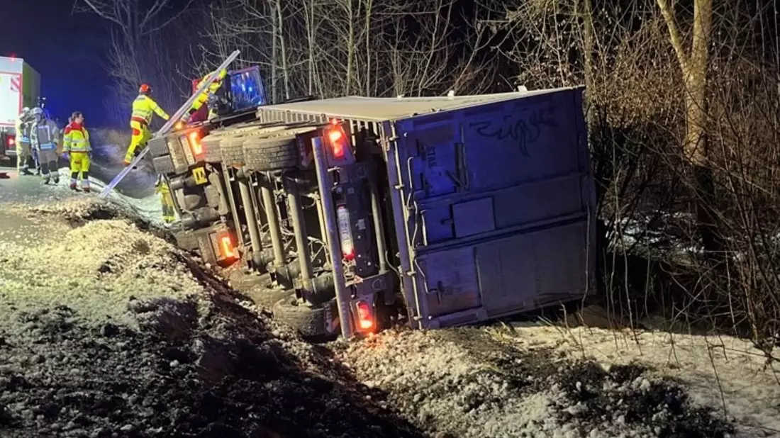 POL-HX: Aufwändige Bergung nach Lkw-Unfall - Bild: presseportal.de