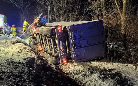 POL-HX: Aufwändige Bergung nach Lkw-Unfall - Foto: presseportal.de