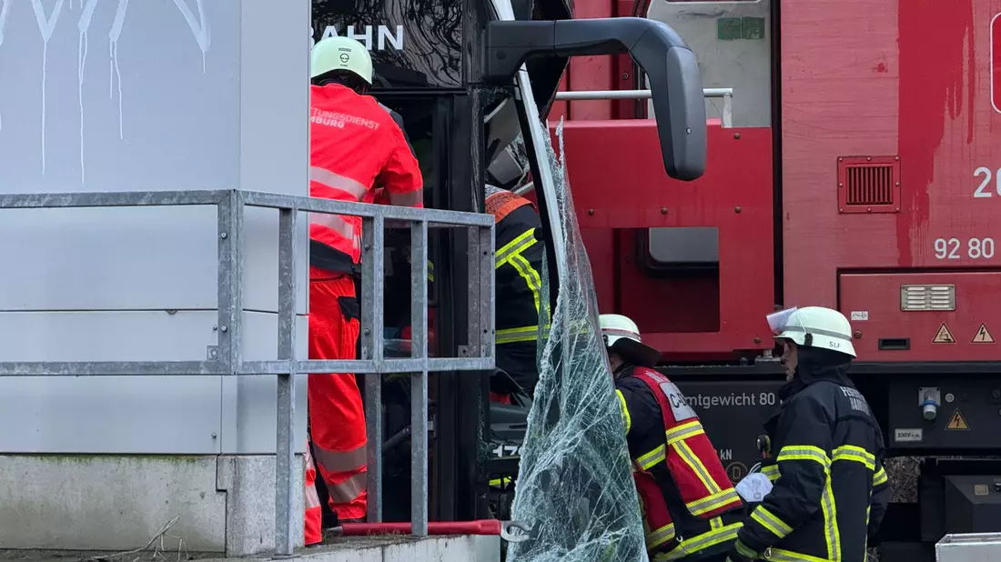Am Hamburger Hafen hat sich ein schwerer Unfall ereignet. - Bild: Sebastian Peters/NEWS5/dpa