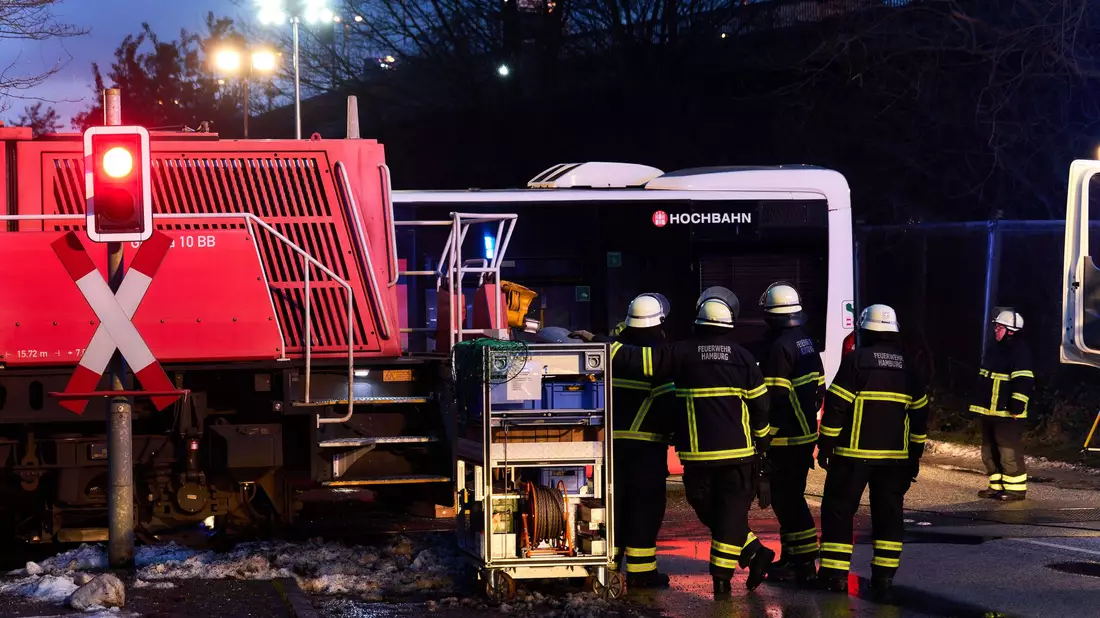 Der Bus ist nach dem Zusammenprall mit einer Lokomotive stark zerstört.  - Bild: Marcus Golejewski/dpa