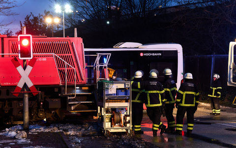 Der Bus ist nach dem Zusammenprall mit einer Lokomotive stark zerstört.  - Foto: Marcus Golejewski/dpa
