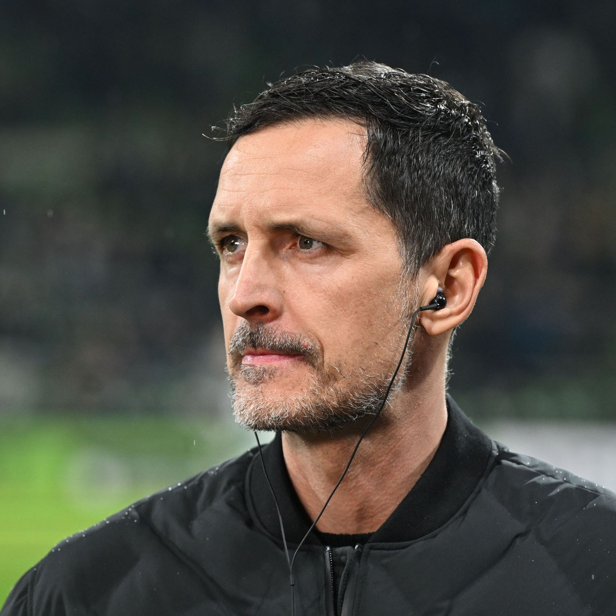 Vor dem Abpfiff wurde Werders-Ex-Torwart Michael Zetterer (2.v.l) verabschiedet. - Foto: dpa