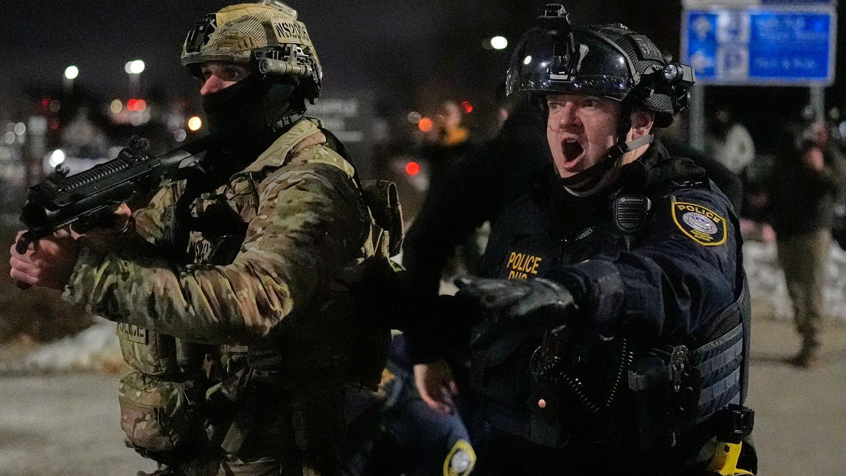 Die Einwanderungsbehörde ICE ist auch in Minnesota im Einsatz - Demonstranten protestieren seit längerem dagegen.  - Foto: Yuki Iwamura/AP/dpa