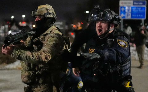 Die Einwanderungsbehörde ICE ist auch in Minnesota im Einsatz - Demonstranten protestieren seit längerem dagegen.  - Foto: Yuki Iwamura/AP/dpa