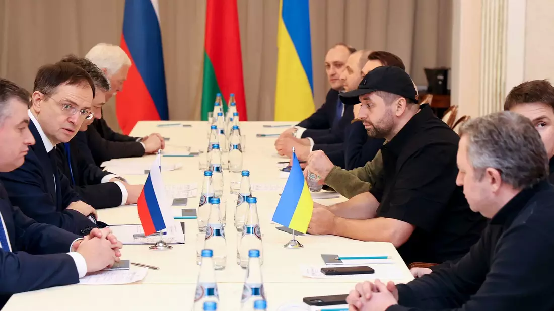 David Arachamija, der Chef der Parlamentsfraktion der Präsidentenpartei Diener des Volkes, leitete bereits eine ukrainische Verhandlungsgruppe bei Gesprächen mit Russland kurz nach dem russischen Überfall vom Februar 2022. (Archivbild) - Bild: Sergei Kholodilin/BelTA/AP/dpa