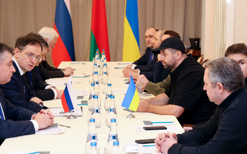 David Arachamija, der Chef der Parlamentsfraktion der Präsidentenpartei Diener des Volkes, leitete bereits eine ukrainische Verhandlungsgruppe bei Gesprächen mit Russland kurz nach dem russischen Überfall vom Februar 2022. (Archivbild) - Foto: Sergei Kholodilin/BelTA/AP/dpa