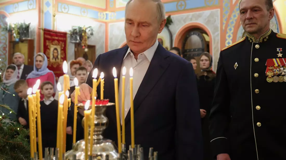 Mit welcher Bitte hat Kremlchef am orthodoxen Weihnachten wohl diese Kerze angezündet? (Archivbild) - Bild: Vyacheslav Prokofyev/Pool Sputnik Kremlin/AP/dpa