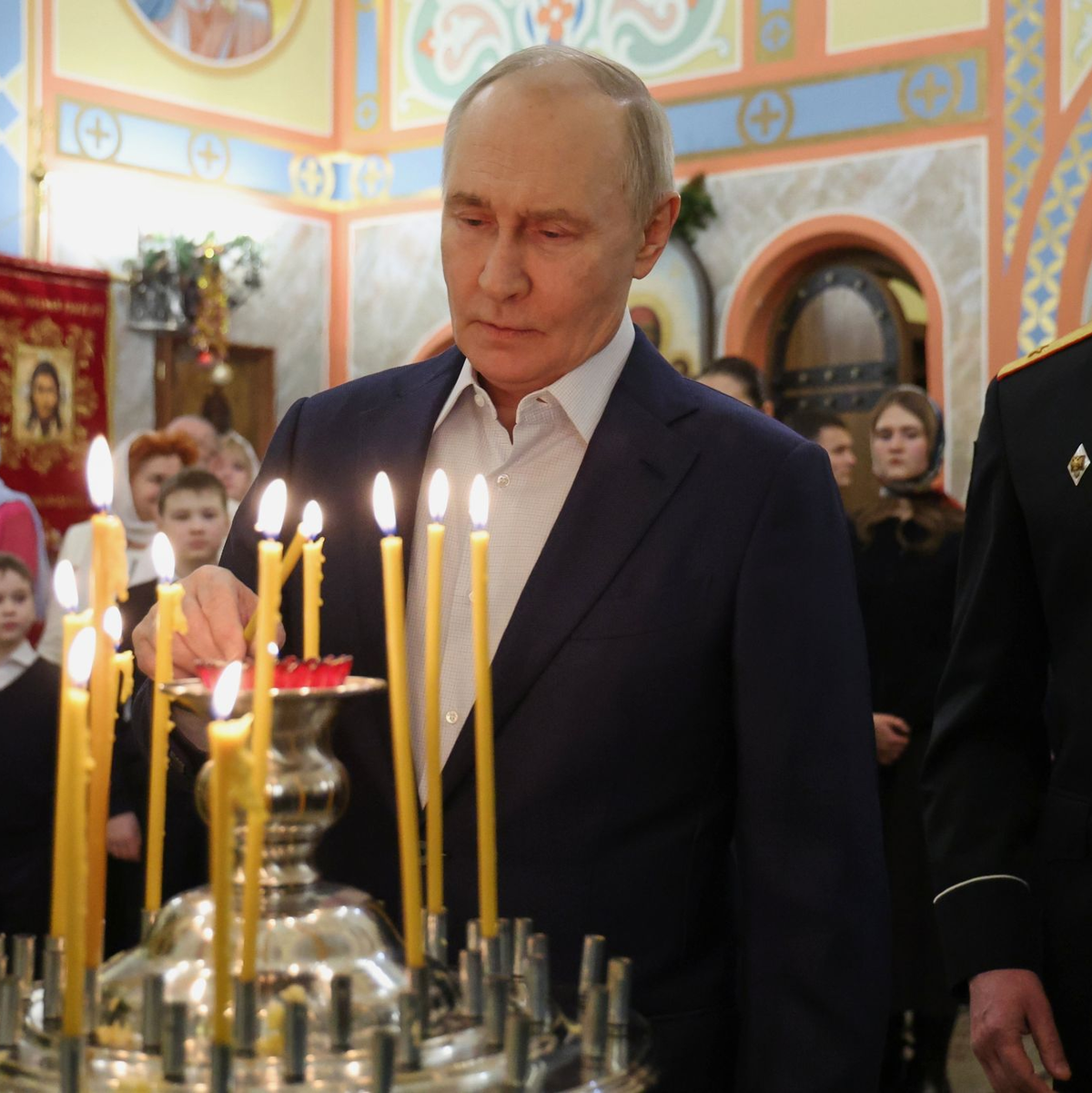 Mit welcher Bitte hat Kremlchef am orthodoxen Weihnachten wohl diese Kerze angezündet? (Archivbild) - Foto: Vyacheslav Prokofyev/Pool Sputnik Kremlin/AP/dpa