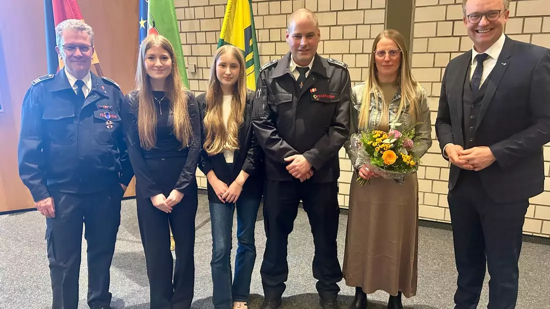 FW-OE: Verabschiedung von Markus Hamers und Ernennung von Benjamin Heinert zum Leiter der Feuerwehr Lennestadt - Bild: presseportal.de