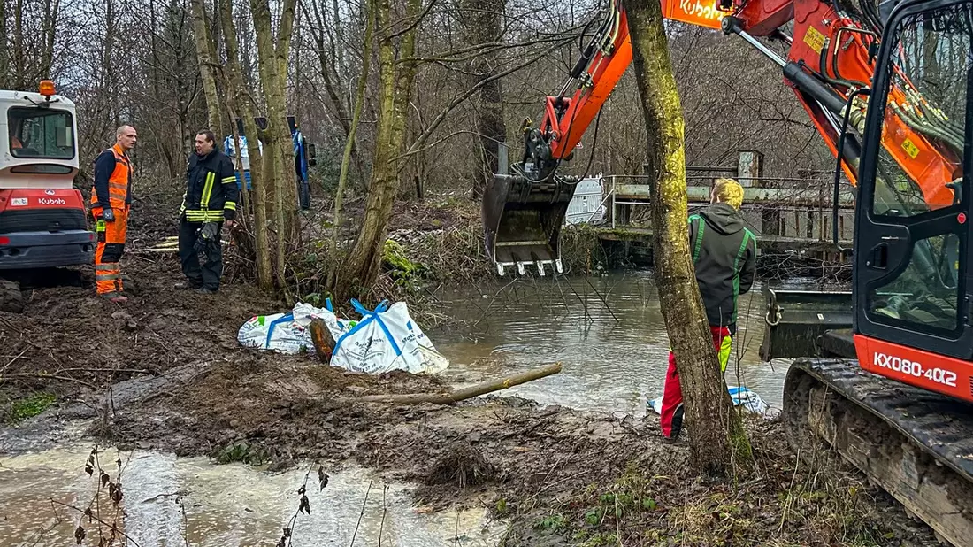 FW Rösrath: Technische Hilfeleistung an der Sülz: Beschädigtes Wehr bedroht Campingplatz - Bild: presseportal.de