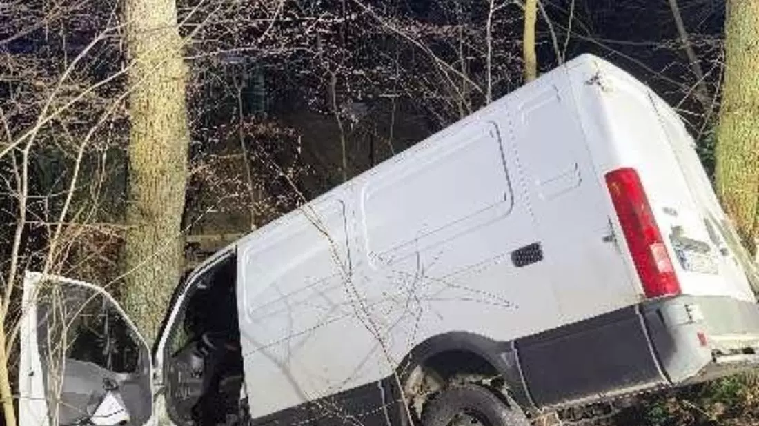 POL-STD: Mit Transporter erst auf LKW aufgefahren und dann gegen Baum geprallt - Bild: presseportal.de