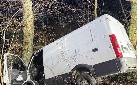 POL-STD: Mit Transporter erst auf LKW aufgefahren und dann gegen Baum geprallt - Foto: presseportal.de