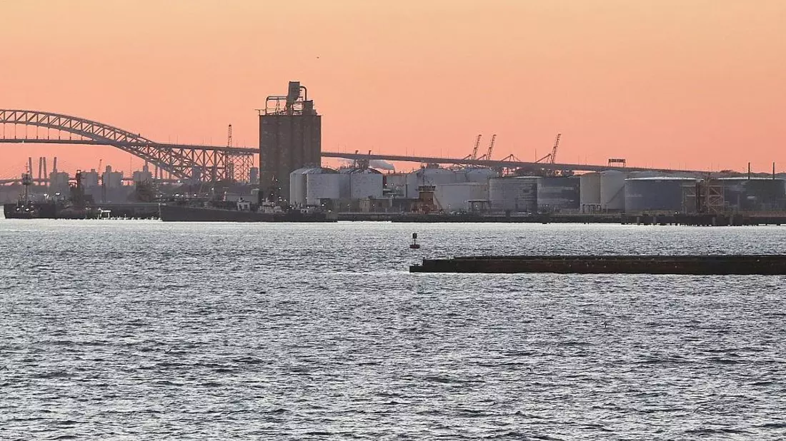 Industrieanlagen im Hafen von New York mit Öltanks (Archiv) - Bild: via dts Nachrichtenagentur