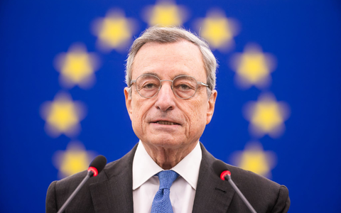 Der ehemalige Präsident der Europäischen Zentralbank (EZB) und frühere italienische Ministerpräsident Mario Draghi wird mit dem Karlspreis 2026 ausgezeichnet (Archivbild). - Foto: Philipp von Ditfurth/dpa