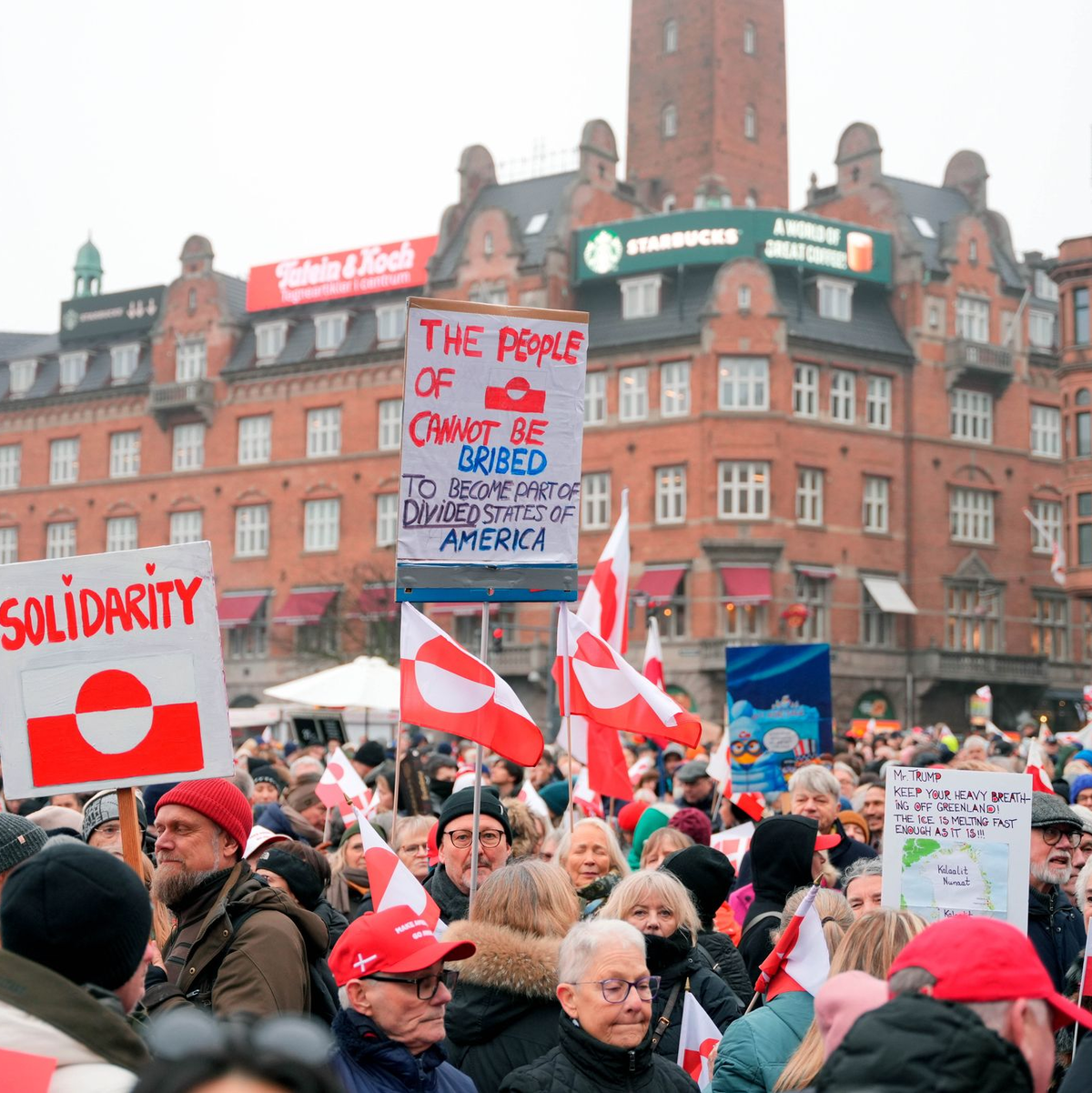 In Kopenhagen versammelten sich Demonstranten. - Foto: Emil Helms/Ritzau Scanpix Foto via AP/dpa