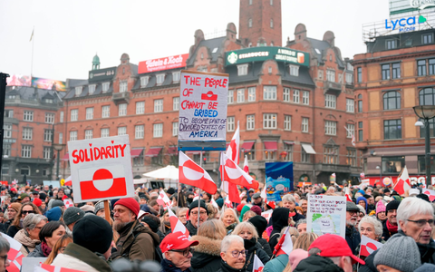 Die Menschen demonstrierten lautstark gegen die Pläne von Donald Trump. - Foto: Emil Helms/Ritzau Scanpix Foto via AP/dpa