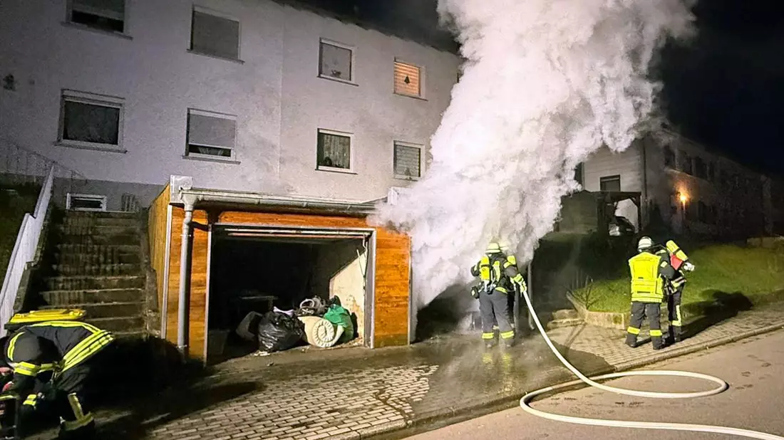 FW LK Neunkirchen: Sechs Brände in einer Nacht - Feuerwehr Neunkirchen im Dauereinsatz - Bild: presseportal.de