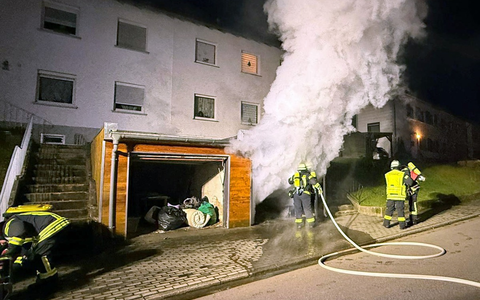 FW LK Neunkirchen: Sechs Brände in einer Nacht - Feuerwehr Neunkirchen im Dauereinsatz - Foto: presseportal.de