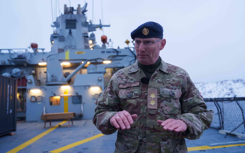 Der Chef des Arktischen Kommandos berichtete über die geplante Militärübung. - Foto: Evgeniy Maloletka/AP/dpa