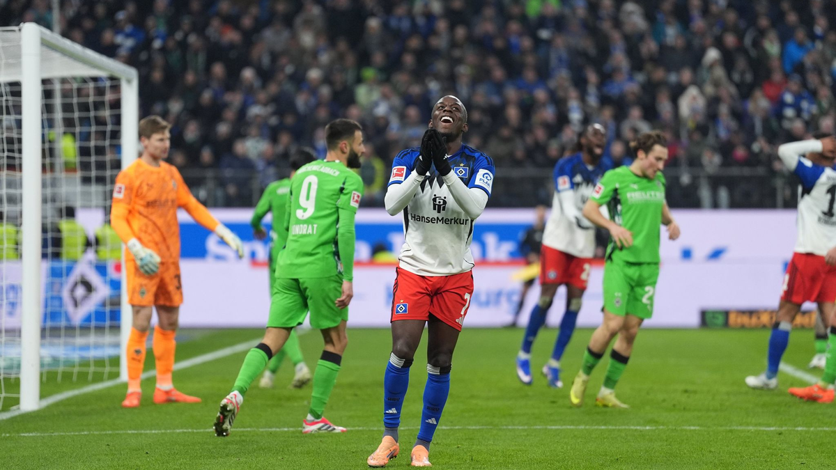 Jean-Luc Dompé (l, Hamburger SV) und Rocco Reitz (Bor. Mönchengladbach) kämpfen um den Ball. - Foto: Marcus Brandt/dpa