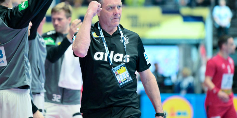 Bundestrainer Alfred Gislason leistet sich in der Schlussphase einen Fauxpas. - Foto: Sina Schuldt/dpa