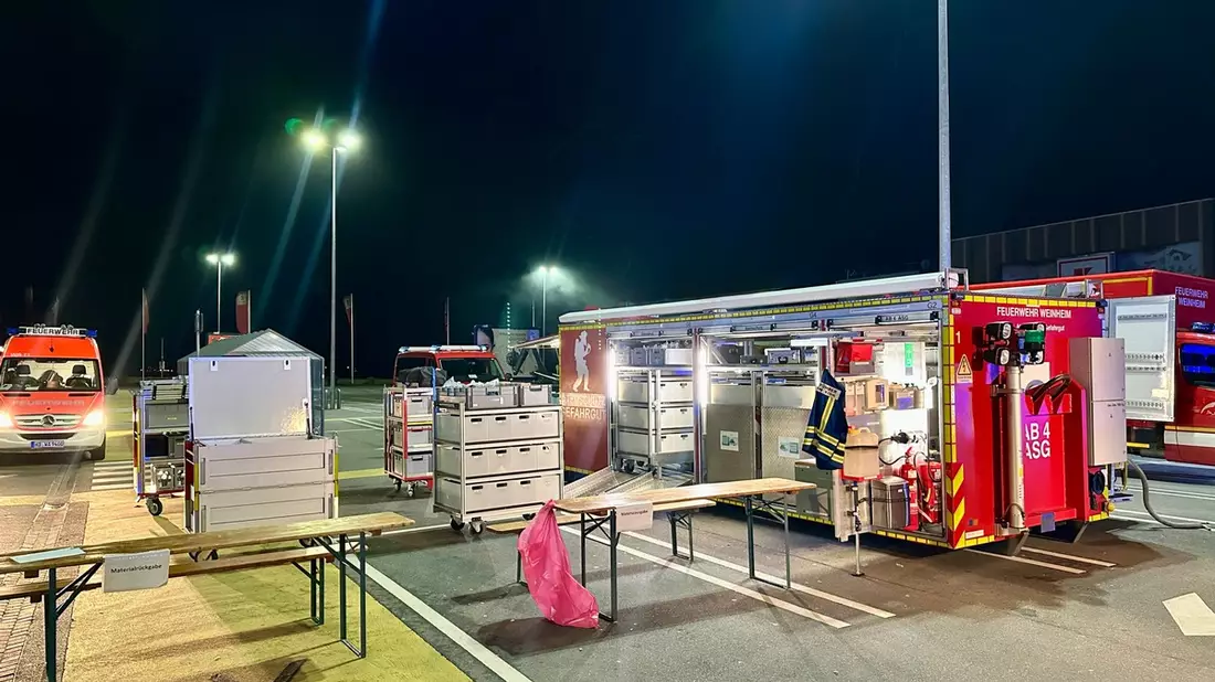 FW Weinheim: Gefahrguteinsatz in Edingen-Neckarhausen. Feuerwehr Weinheim unterstützt mit Atemschutzgeräteträgern und dem Abrollbehälter Atemschutz. - Bild: presseportal.de