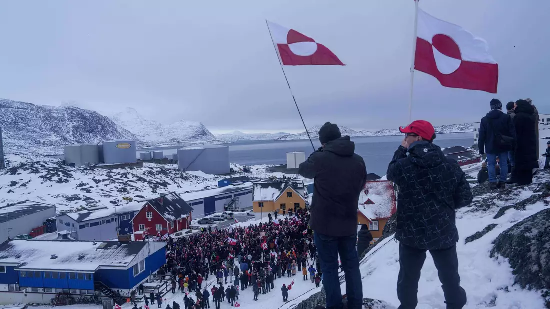 In Grönland und Dänemark protestierten Tausende gegen Trumps Annexionspläne.  - Bild: Evgeniy Maloletka/AP/dpa